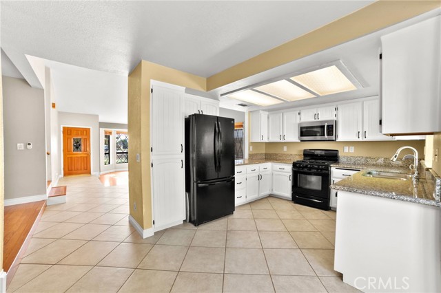 17800 Rancho Bonita Road, Victorville CA: https://media.crmls.org/medias/31c538bc-d802-4d2d-944a-f9286f7338e5.jpg