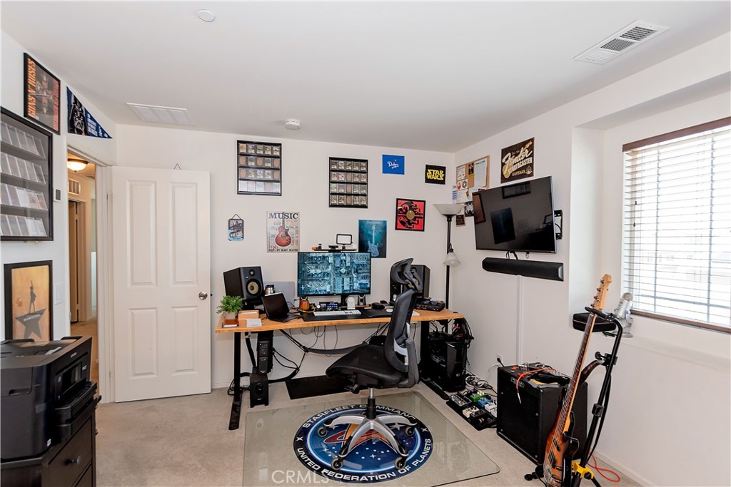 https://media.crmls.org/medias/31c73aa6-9f5b-4e6a-973f-842e87f0469b.jpg?preset=X-Large