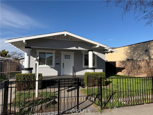 Detail Gallery Image 2 of 22 For 1305 E 17th, Long Beach,  CA 90813 - 2 Beds | 1 Baths