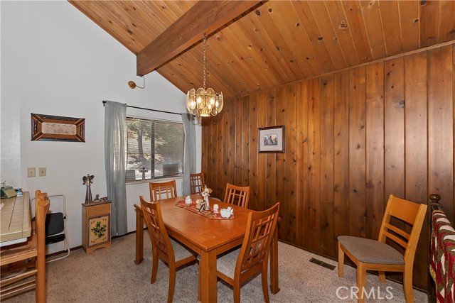 Detail Gallery Image 4 of 33 For 763 E Victoria Ct, Lake Arrowhead,  CA 92352 - 4 Beds | 2/1 Baths