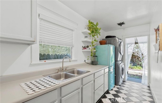2513 E 11th Street, Long Beach CA: https://media.crmls.org/medias/31cb3475-1da6-41cd-adb5-ed828f89c222.jpg