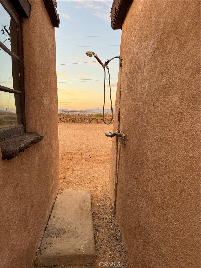 https://media.crmls.org/medias/31cb7ecd-0172-4ccc-a965-e05405688b55.jpg?preset=X-Large