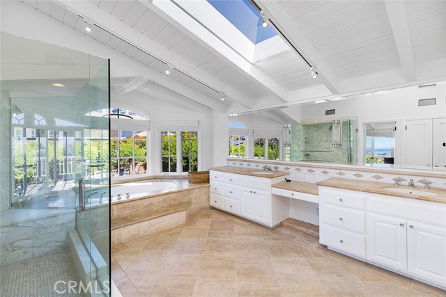 Detail Gallery Image 14 of 33 For 806 Emerald Bay, Laguna Beach,  CA 92651 - 4 Beds | 3/2 Baths