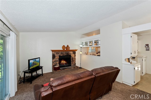 Detail Gallery Image 5 of 34 For 142 Rockledge Ln, Lake Arrowhead,  CA 92352 - 2 Beds | 2 Baths
