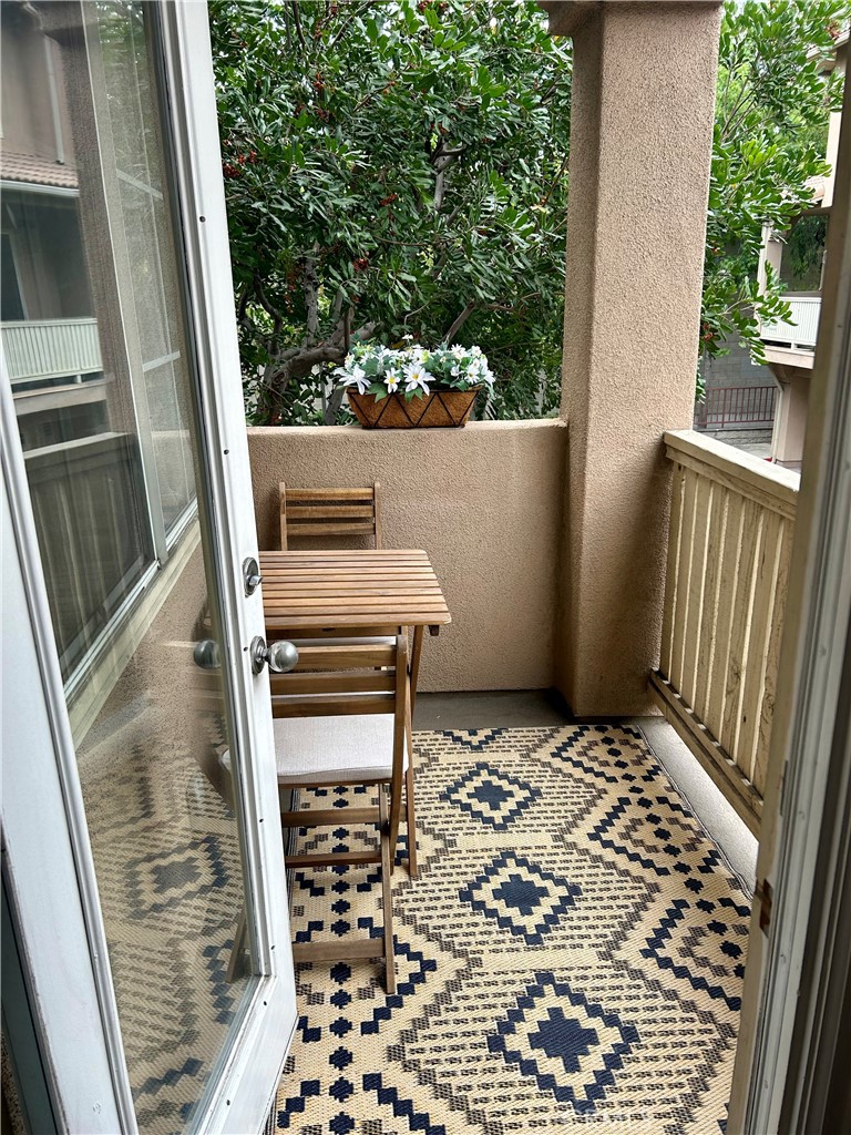 https://media.crmls.org/medias/31cfc5f6-3cdd-470c-be85-ba49cf67a19c.jpg?preset=X-Large