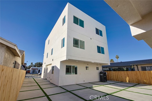 2402 S Cochran Avenue, Los Angeles CA: https://media.crmls.org/medias/31d17200-c108-45ad-a8db-2b56758ed621.jpg