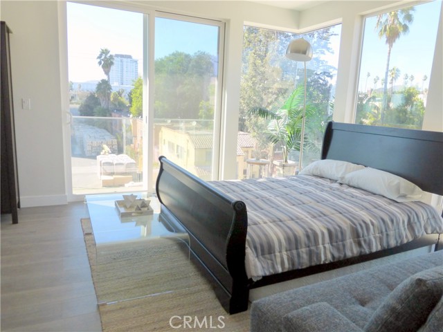 Queen bed on 2nd floor