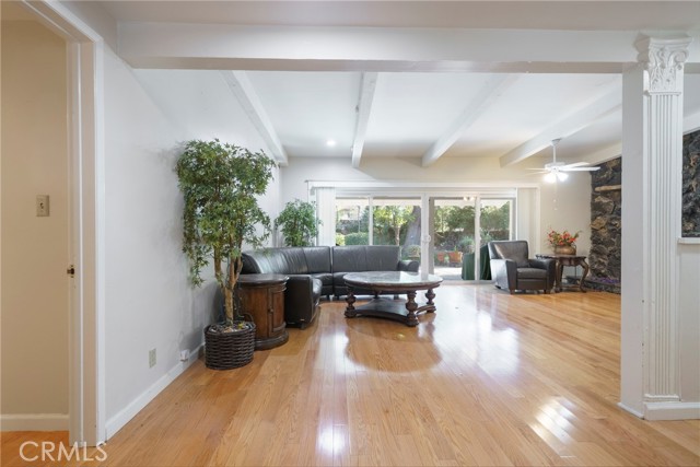 Detail Gallery Image 3 of 33 For 9356 Beckford, Northridge,  CA 91324 - 4 Beds | 3 Baths