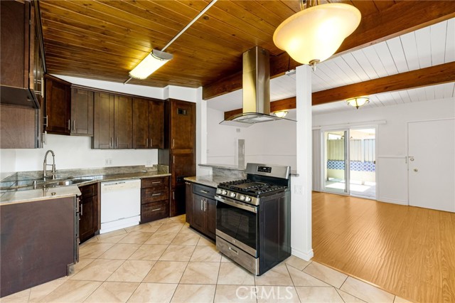 Detail Gallery Image 3 of 18 For 2104 N Verdugo Rd #E,  Glendale,  CA 91208 - 2 Beds | 1 Baths
