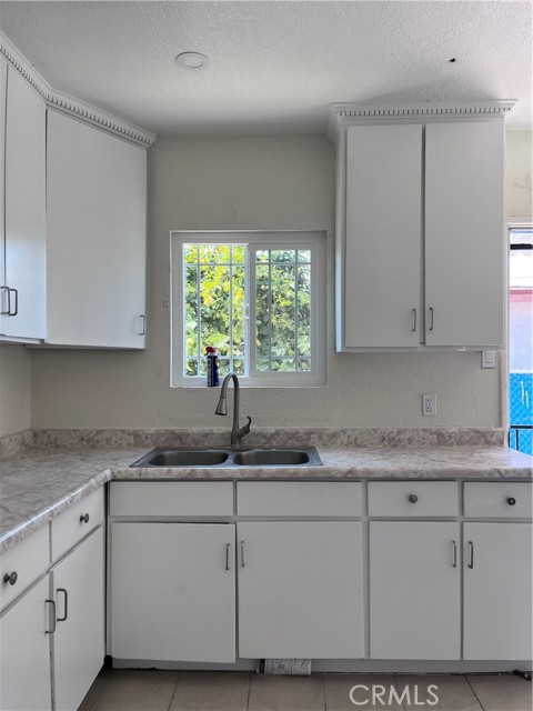 Detail Gallery Image 6 of 6 For 2853 6th St #1,  Los Angeles,  CA 90023 - 3 Beds | 1 Baths