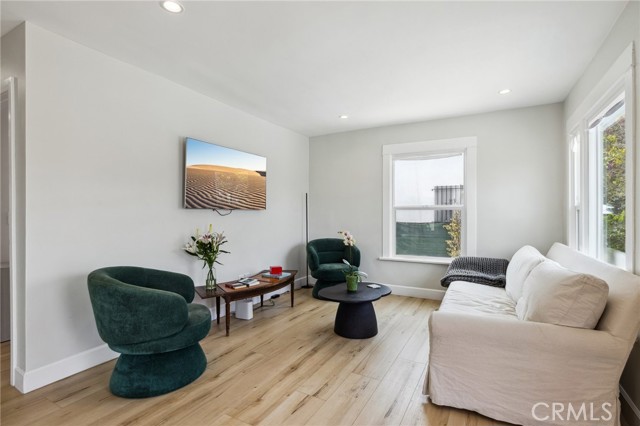4562 W 17th Street, Los Angeles CA: https://media.crmls.org/medias/31d7f461-30eb-4437-8a5f-555ea6ddb7dd.jpg