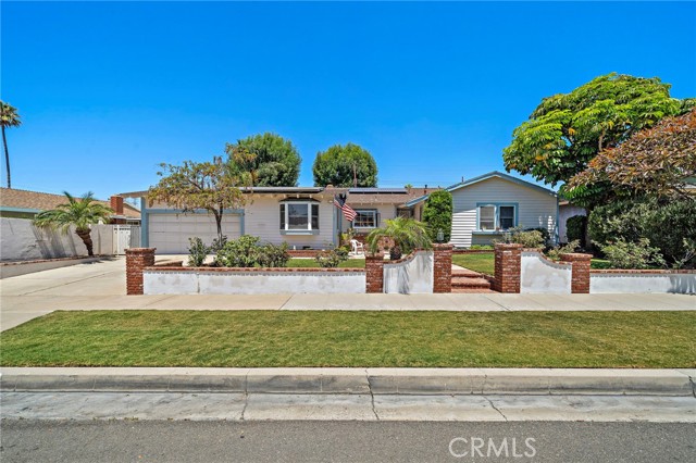 Detail Gallery Image 1 of 29 For 2217 E Parkside Ave, Orange,  CA 92867 - 4 Beds | 2 Baths