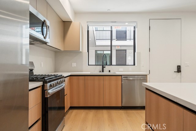 Detail Gallery Image 7 of 20 For 7510 Sepulveda Bld #102,  Van Nuys,  CA 91405 - 3 Beds | 2 Baths