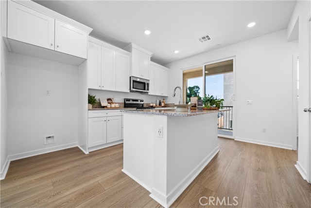 Detail Gallery Image 5 of 28 For 9423 N Sepulveda Blvd #1,  North Hills,  CA 91343 - 3 Beds | 3/1 Baths