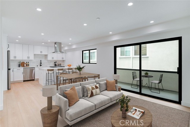 Detail Gallery Image 2 of 12 For 1334 9th St #2,  Santa Monica,  CA 90401 - 2 Beds | 2 Baths