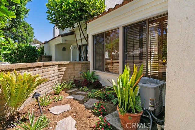 4 Navarre, Irvine CA: https://media.crmls.org/medias/31df57a5-eec4-4f24-82c0-571c61c825f9.jpg