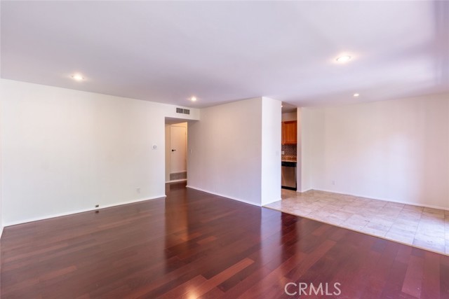 Detail Gallery Image 8 of 26 For 15344 Weddington St #202,  Sherman Oaks,  CA 91411 - 2 Beds | 2 Baths