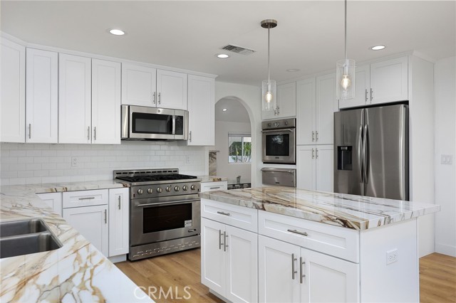 5794 Fairhaven Avenue, Woodland Hills CA: https://media.crmls.org/medias/31e86ac6-eb08-432d-837d-57b8fed082b5.jpg