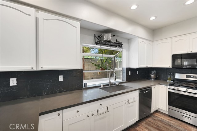 Detail Gallery Image 15 of 46 For 9400 1/2 Noble Ave, North Hills,  CA 91343 - 4 Beds | 3 Baths