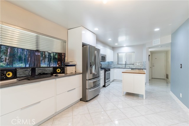 17430 Vanowen, Lake Balboa CA: https://media.crmls.org/medias/31ebddbb-4f86-4674-b70e-bbacf1289866.jpg