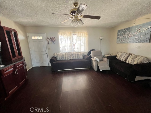 9660 Peach Avenue, California City CA: https://media.crmls.org/medias/31ee3e70-25cf-4252-937d-44c85c24cf21.jpg