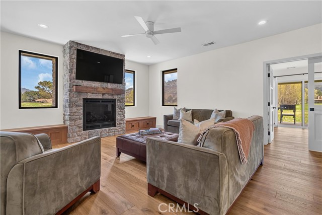 Detail Gallery Image 12 of 39 For 29700 Pinedale, Tehachapi,  CA 93561 - 4 Beds | 2/1 Baths