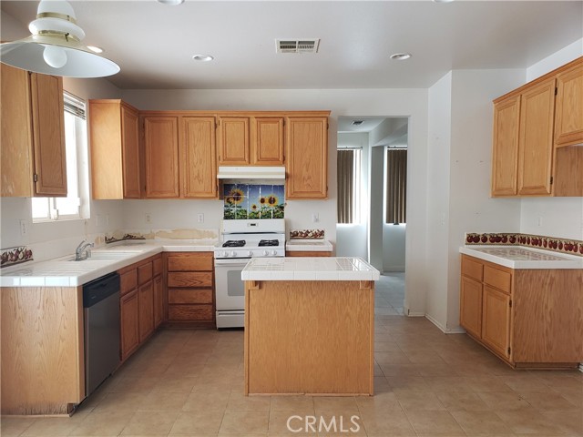 Detail Gallery Image 13 of 35 For 45720 Coventry Ct, Lancaster,  CA 93534 - 5 Beds | 3 Baths