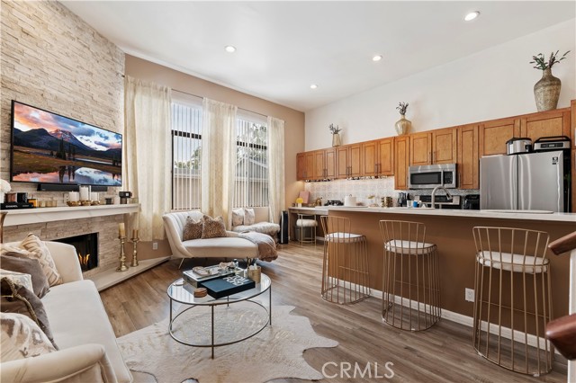 Detail Gallery Image 9 of 31 For 4652 Don Lorenzo #B,  Los Angeles,  CA 90008 - 3 Beds | 3 Baths