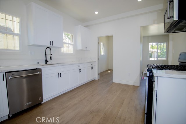 2101 Arlington Avenue, Los Angeles CA: https://media.crmls.org/medias/31f309e4-38c3-414f-a8fd-cbe3895016da.jpg