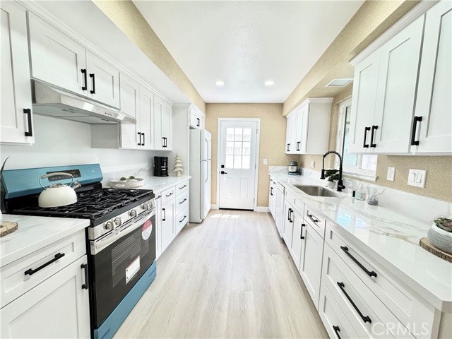 Detail Gallery Image 9 of 23 For 16501 Rhone Ln, Huntington Beach,  CA 92647 - 4 Beds | 2 Baths