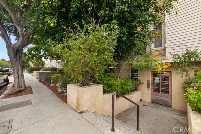 Detail Gallery Image 3 of 30 For 11831 Courtleigh Dr #203,  Los Angeles,  CA 90066 - 2 Beds | 2 Baths