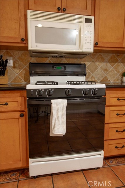 Detail Gallery Image 16 of 62 For 7310 Balboa Bld #F,  Van Nuys,  CA 91406 - 2 Beds | 3 Baths