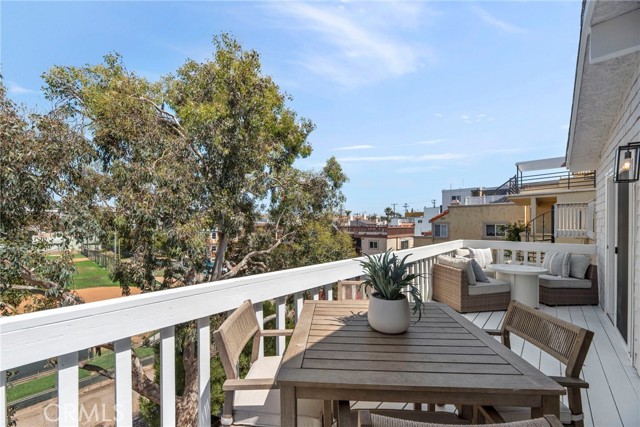 920 Loma Drive, Hermosa Beach, California 90254, 3 Bedrooms Bedrooms, ,2 BathroomsBathrooms,Residential,Sold,Loma,SB24127387