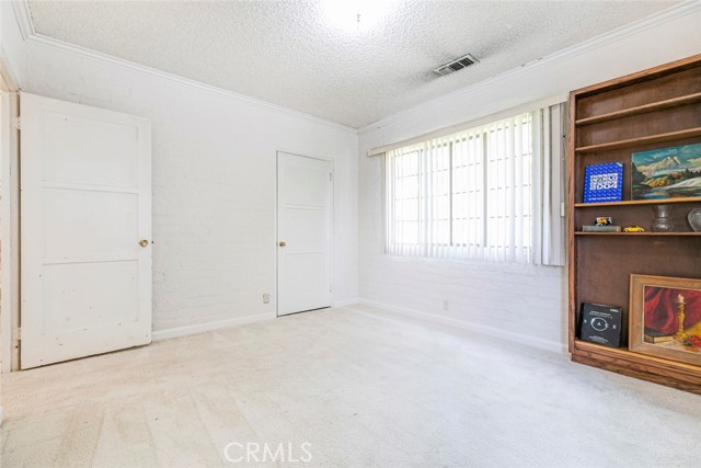 1422 W Riverside Drive, Burbank CA: https://media.crmls.org/medias/31faf02c-6bc0-4807-8cc1-f4c43fe24877.jpg