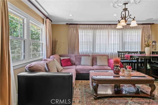 Detail Gallery Image 5 of 38 For 2741 E Glenoaks Bld, Glendale,  CA 91206 - 3 Beds | 2 Baths