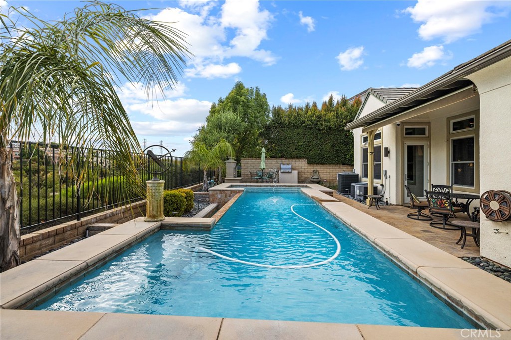 https://media.crmls.org/medias/31fbf45b-b4a8-42ff-b952-8a5d2ce43af8.jpg?preset=X-Large