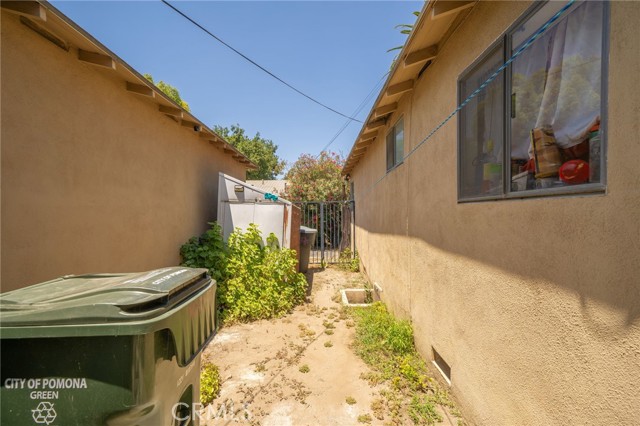 903 N Eleanor Street, Pomona CA: https://media.crmls.org/medias/32001de4-8299-4b02-8332-157db104a4ae.jpg