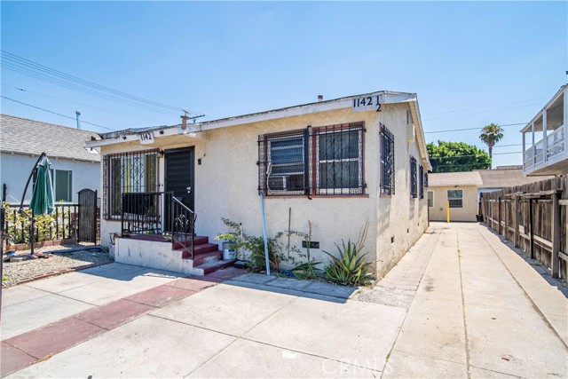 1142 E Century Boulevard, Los Angeles CA: https://media.crmls.org/medias/3200b3dd-ad85-4177-9060-f8f64fa7cbd7.jpg