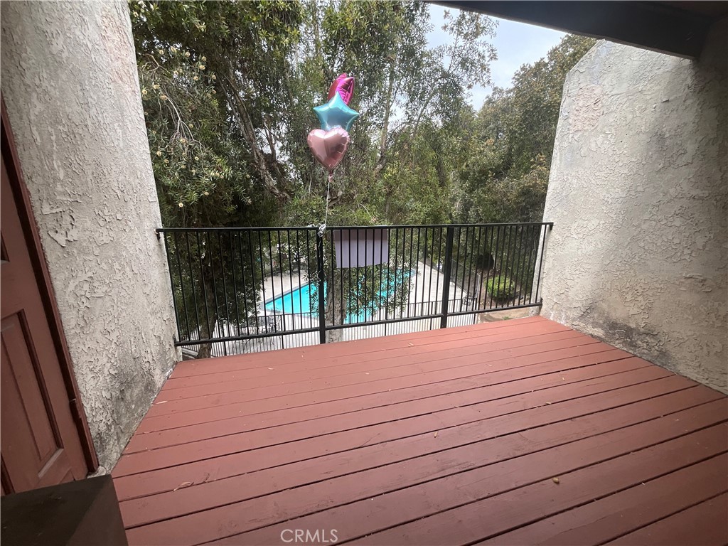 https://media.crmls.org/medias/32010c90-ff30-4002-90f6-7ce0c7527a62.jpg?preset=X-Large