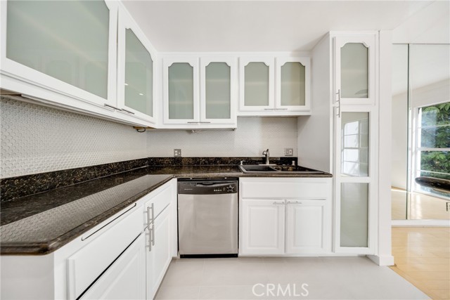 Detail Gallery Image 5 of 34 For 1401 S Bentley Ave #203,  Los Angeles,  CA 90025 - 2 Beds | 3 Baths