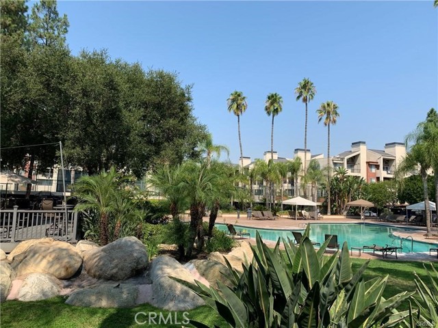 21450 Burbank Boulevard, Woodland Hills CA: https://media.crmls.org/medias/3204986e-8d6f-4f61-a936-09db1a94bf32.jpg