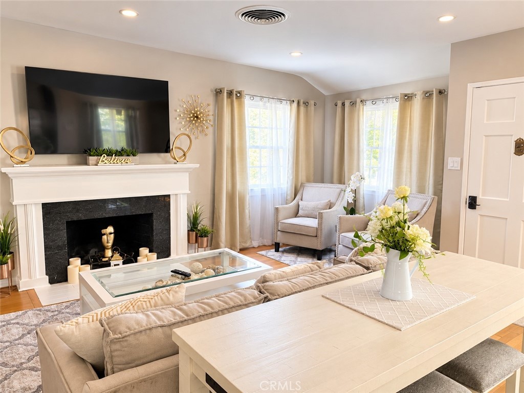5944 Irvine Avenue — architectural residence