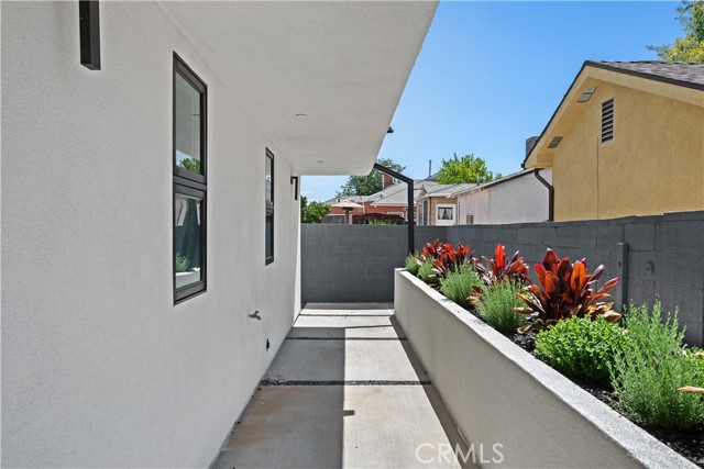 6702 Kester Avenue, Van Nuys CA: https://media.crmls.org/medias/32067065-db68-466c-9525-b92c53a711ce.jpg