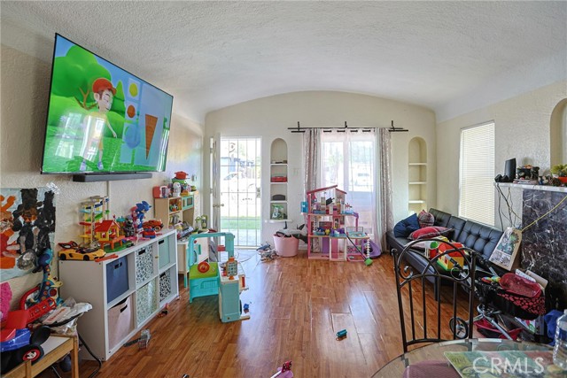 Detail Gallery Image 8 of 36 For 410 E 60th St, Long Beach,  CA 90805 - 5 Beds | 3 Baths