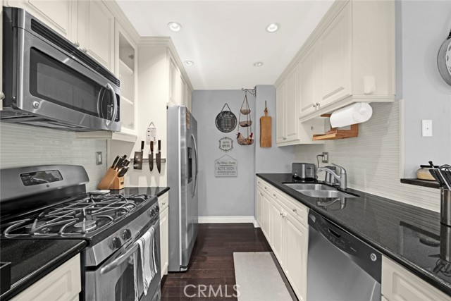 11225 Peach Grove Street, North Hollywood CA: https://media.crmls.org/medias/32078377-5490-403e-8aa3-c01ad64570e1.jpg