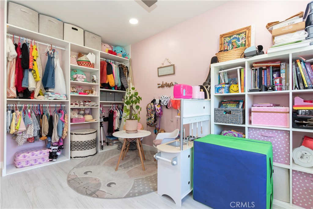 https://media.crmls.org/medias/3208ad71-463d-42f7-a82b-8a146bb79928.jpg?preset=X-Large