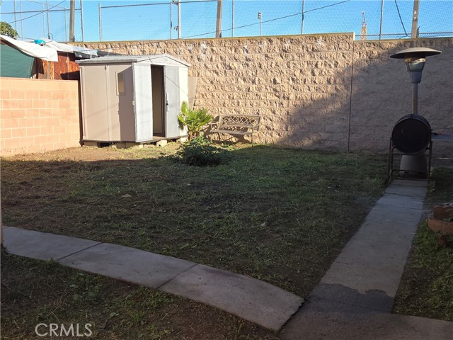 Detail Gallery Image 3 of 5 For 11098 Hulme, Lynwood,  CA 90262 - 3 Beds | 3 Baths