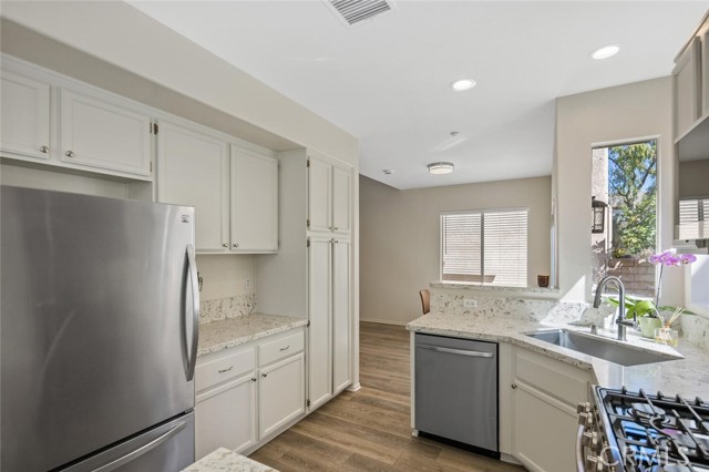 Detail Gallery Image 10 of 43 For 1868 Day Lily Ln, Simi Valley,  CA 93065 - 3 Beds | 2/1 Baths