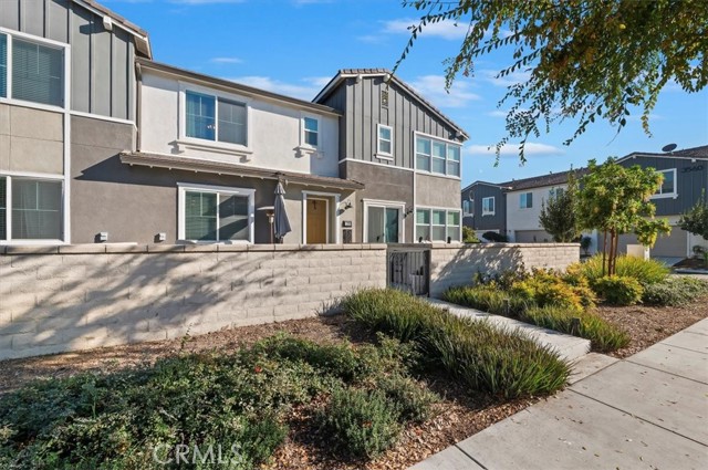 Detail Gallery Image 3 of 39 For 3562 E Moonlight St, Ontario,  CA 91761 - 2 Beds | 2/1 Baths