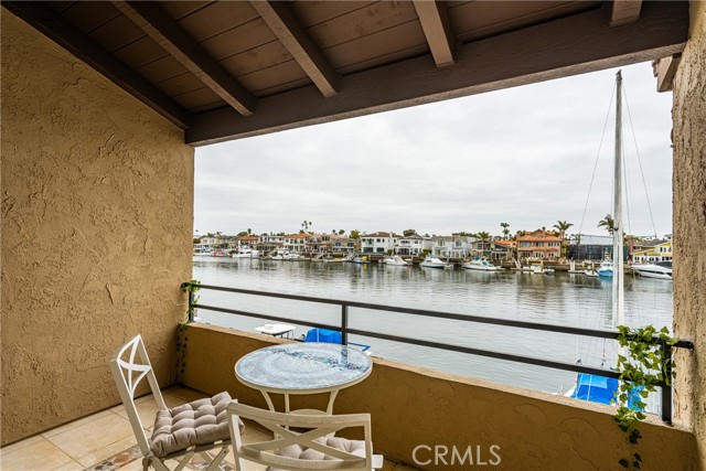17110 Bluewater Lane, Huntington Beach CA: https://media.crmls.org/medias/320c6527-bdfd-4f3e-9f16-c605fd65c84a.jpg